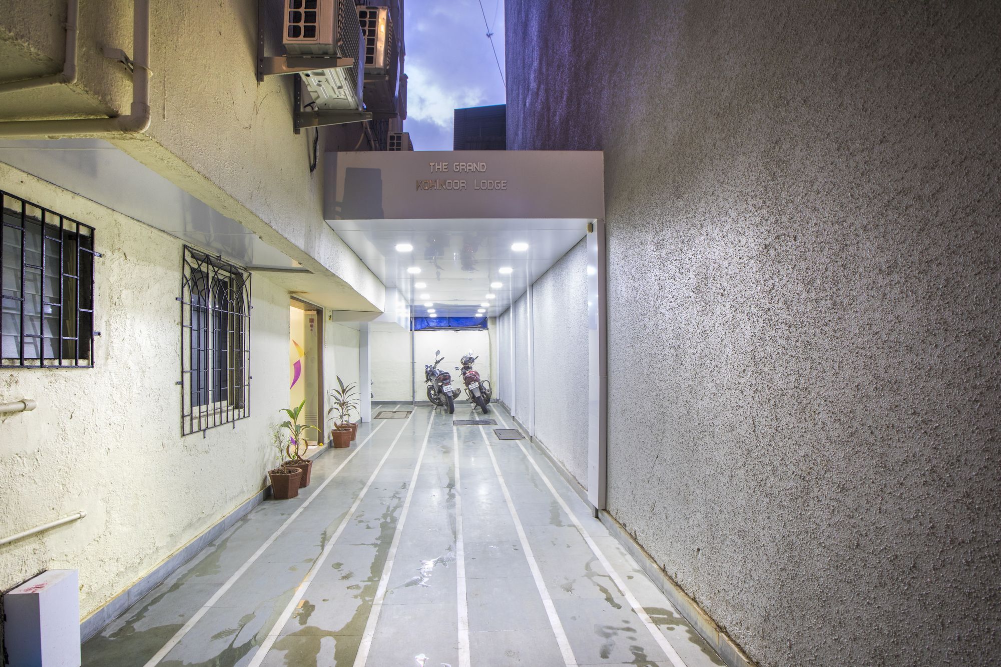 Hotel Fabexpress The Grand Kohinoor - Behind Apmc Turambhe Exterior foto